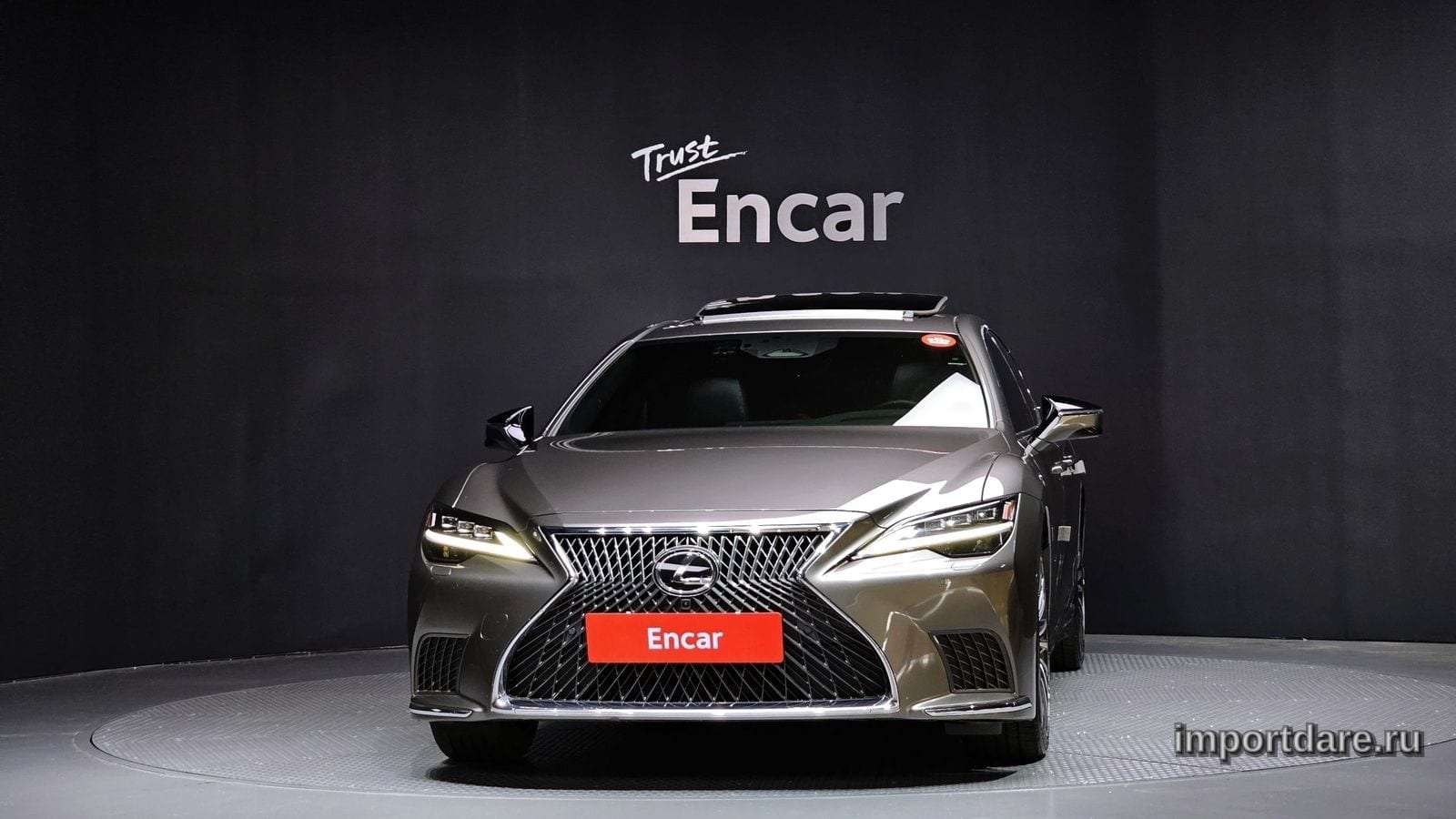 Lexus LS500H сбоку