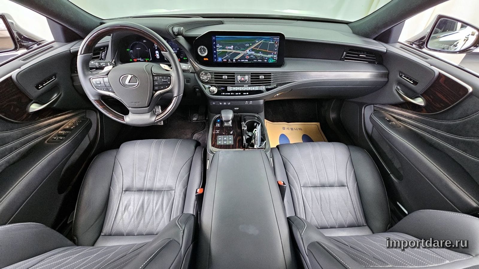 Lexus LS500H сзади