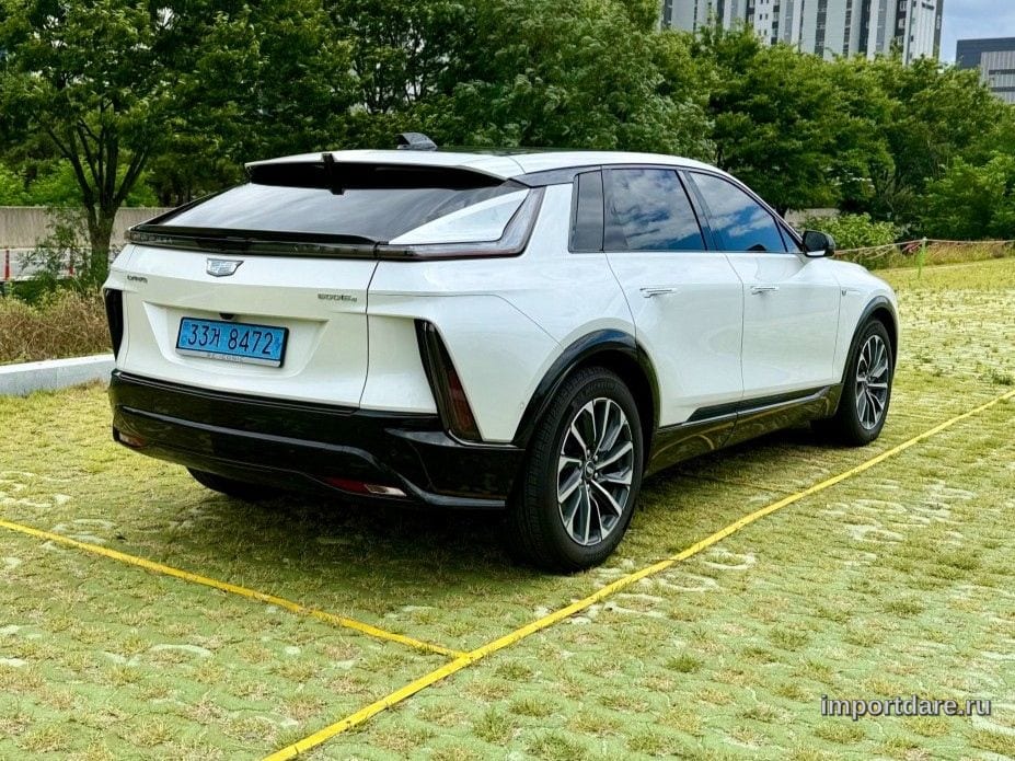 Cadillac Lyriq сзади