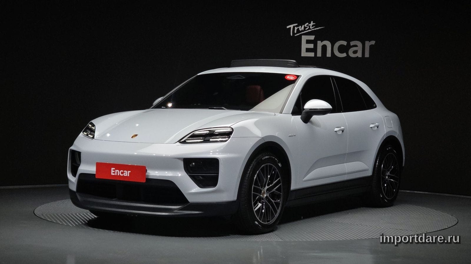 Porsche Macan EV спереди