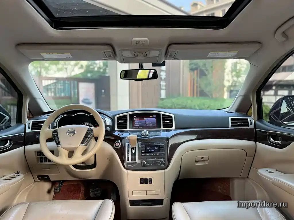 Nissan Quest сзади