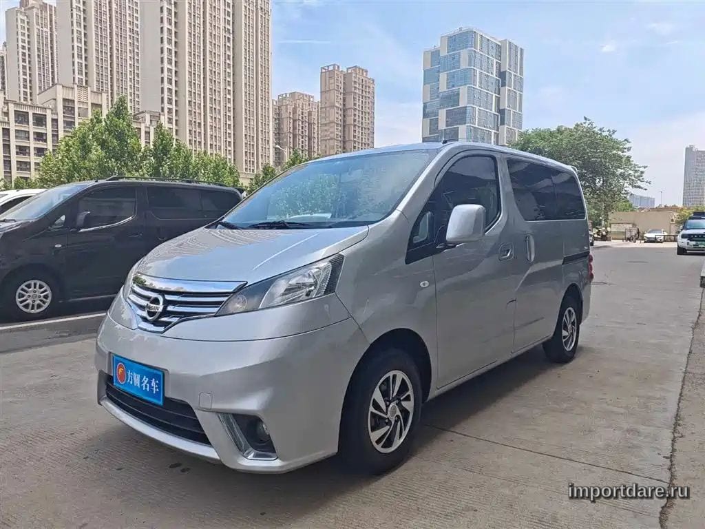 Nissan NV200 спереди