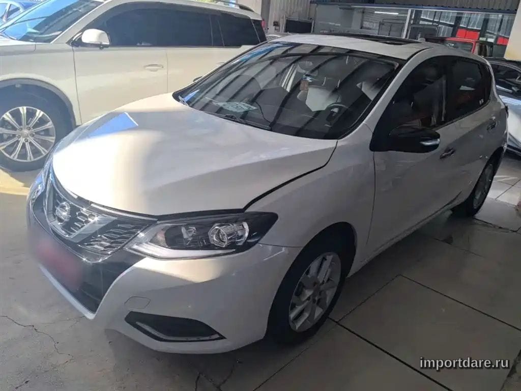 Nissan Tiida сбоку