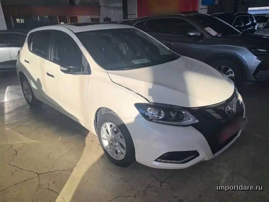 Nissan Tiida сзади