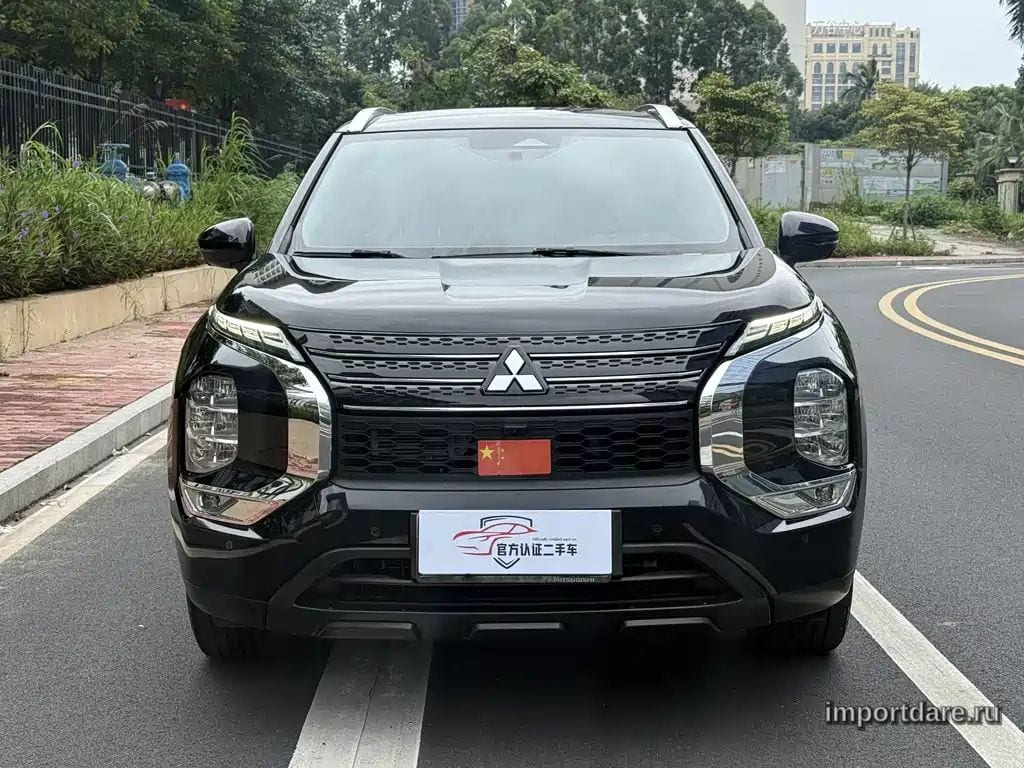 Mitsubishi Outlander сбоку