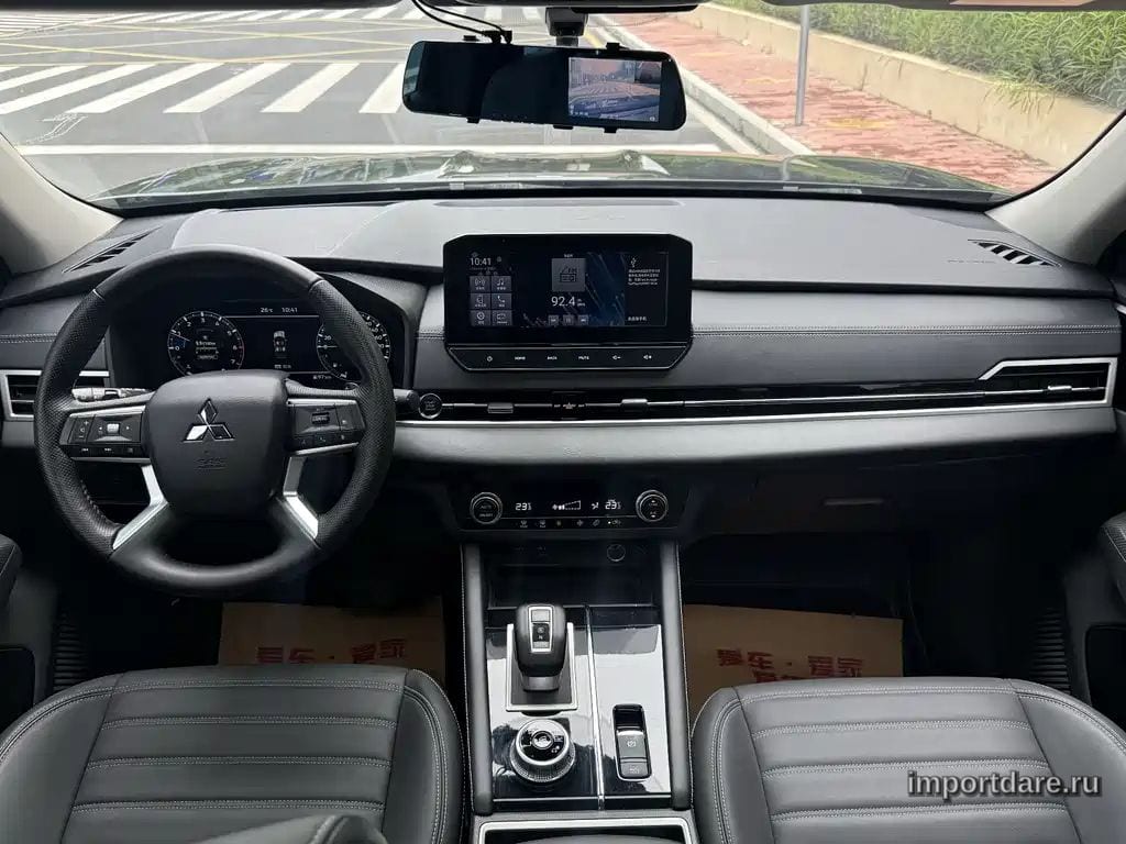 Mitsubishi Outlander сзади