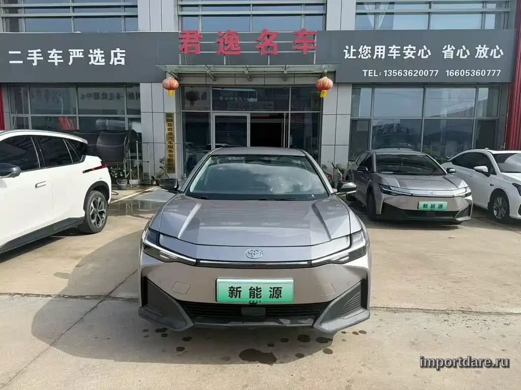 Toyota BZ3 сзади