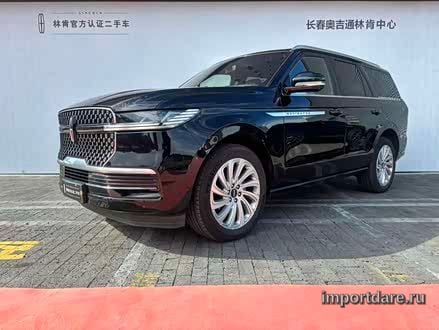 Lincoln Navigator спереди