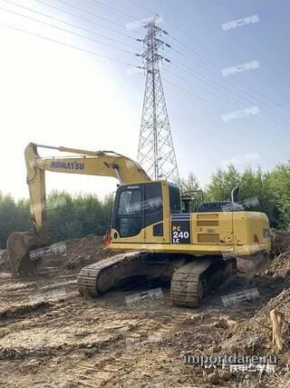 Komatsu PC240LC-8M0 сбоку