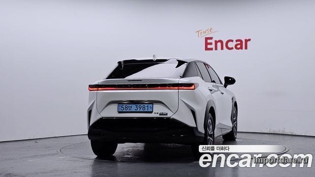 Lexus RZ450E сзади