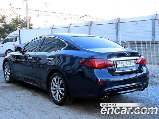 Infiniti Q70 сзади