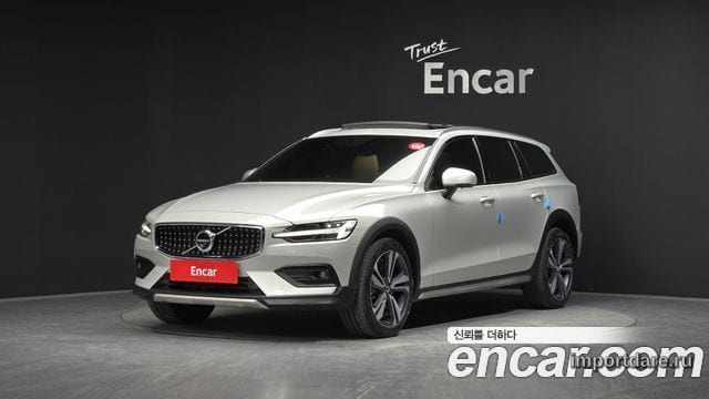 VOLVO V60 CROSS COUNTRY 2021 — 66 212 км, серебристо-серый, Корея — под ключ — фото 1