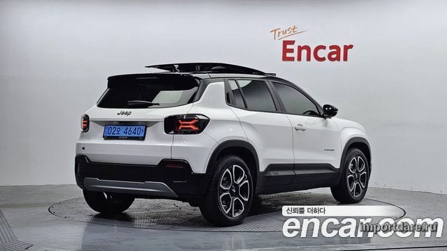 Jeep Avenger сбоку