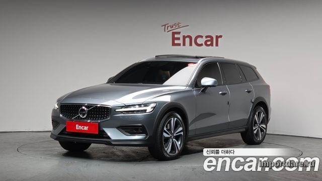 VOLVO V60 CROSS COUNTRY 2021 — 72 371 км, серый, Корея — под ключ — фото 1