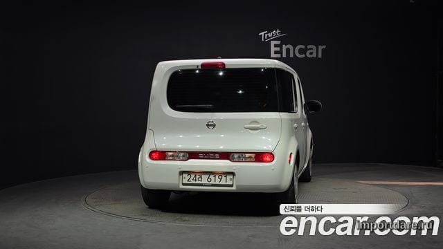 Nissan Cube сзади