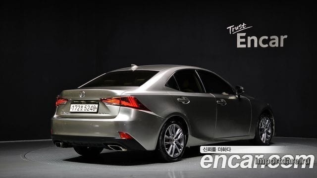 Lexus IS200T сбоку