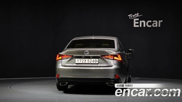 Lexus IS200T сзади