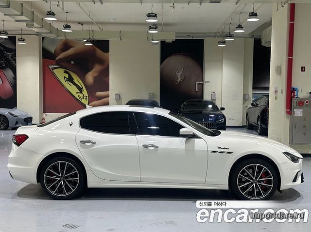 Maserati Ghibli сзади