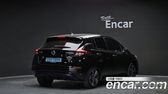 Nissan Leaf сбоку