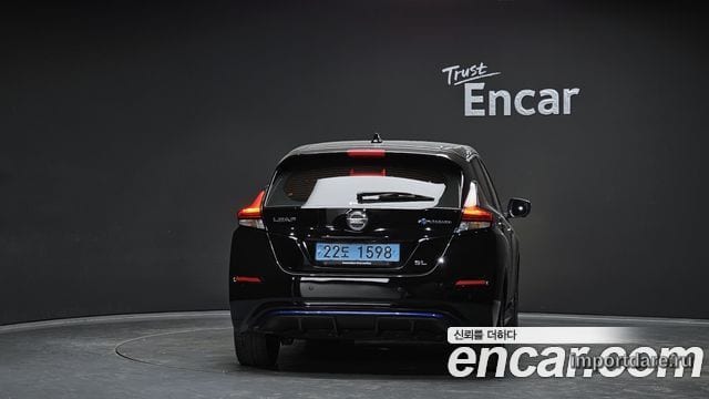 Nissan Leaf сзади