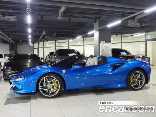 Ferrari F8 сбоку