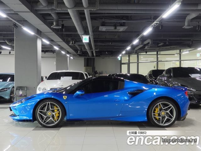 Ferrari F8 интерьер