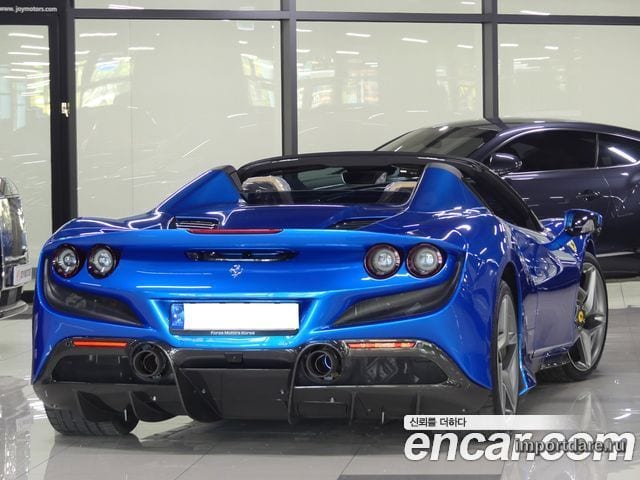 Ferrari F8 сзади