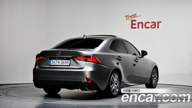 Lexus IS300 сбоку