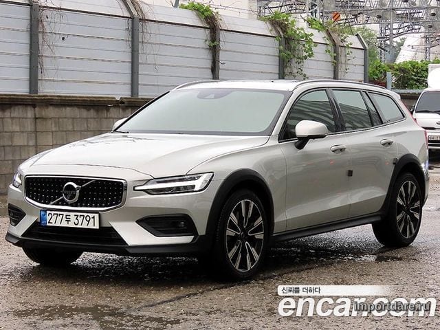 VOLVO V60 CROSS COUNTRY 2022 — 40 480 км, серебристо-серый, Корея — под ключ — фото 2