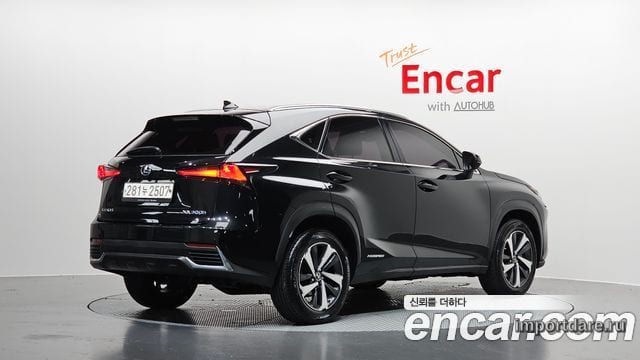 Lexus NX300 сбоку
