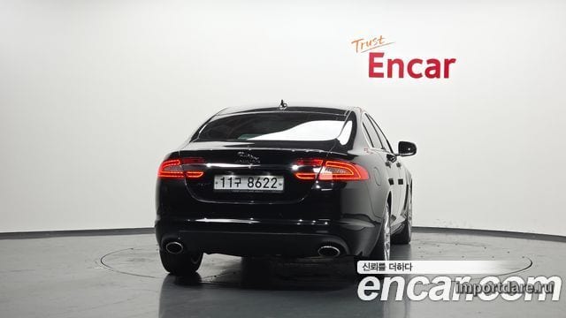 Jaguar New Xf сзади