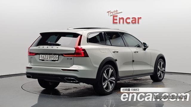 VOLVO V60 CROSS COUNTRY 2021 — 46 513 км, серебристый, Корея — под ключ — фото 1