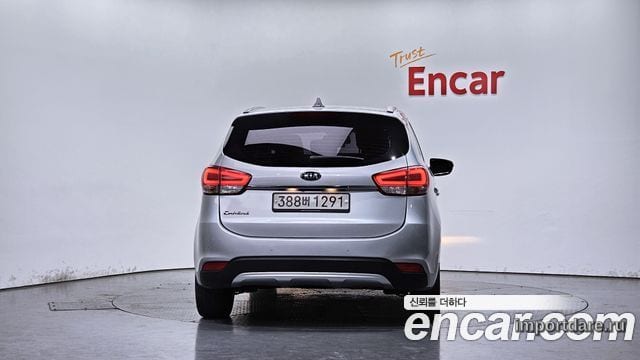 Kia Carens сзади