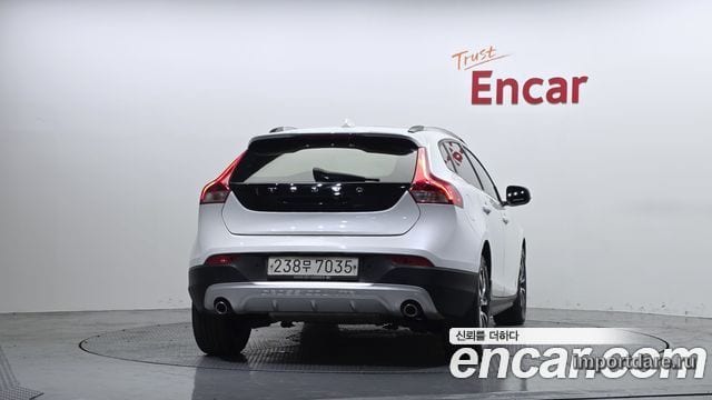 Volvo V40 сзади