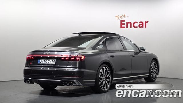 Audi S8 сбоку