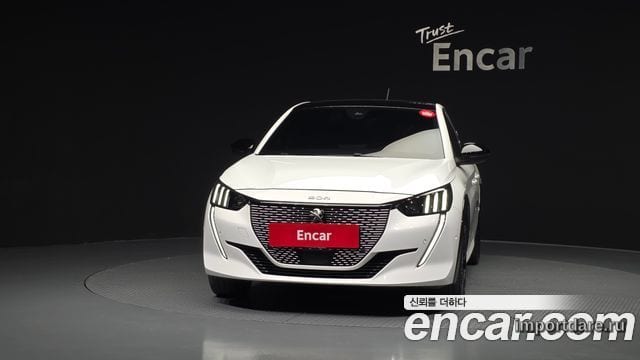 Peugeot E-208 интерьер