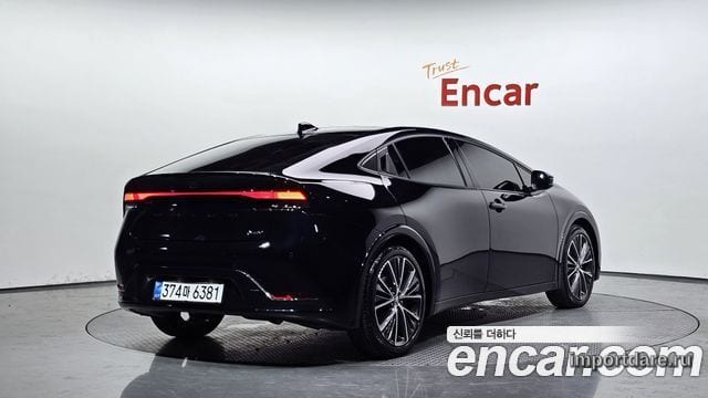 Toyota Prius сбоку