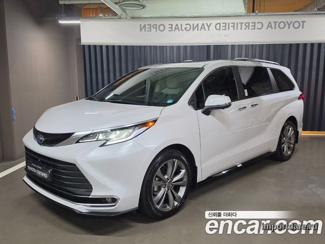 Toyota Sienna сзади