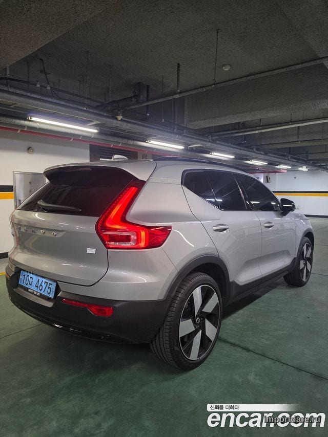 Volvo XC40 Recharge сбоку