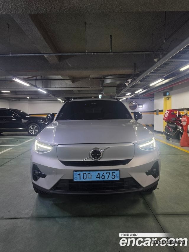 Volvo XC40 Recharge интерьер
