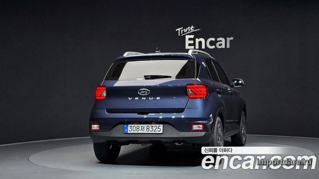 Hyundai Venue сзади