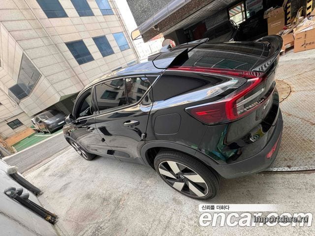 Volvo C40 Recharge сбоку