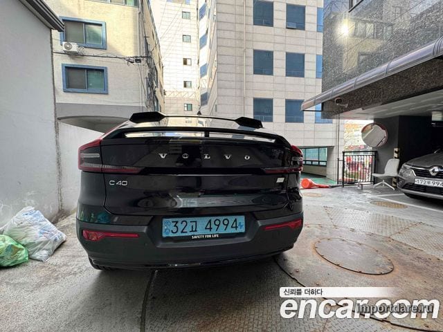 Volvo C40 Recharge сзади
