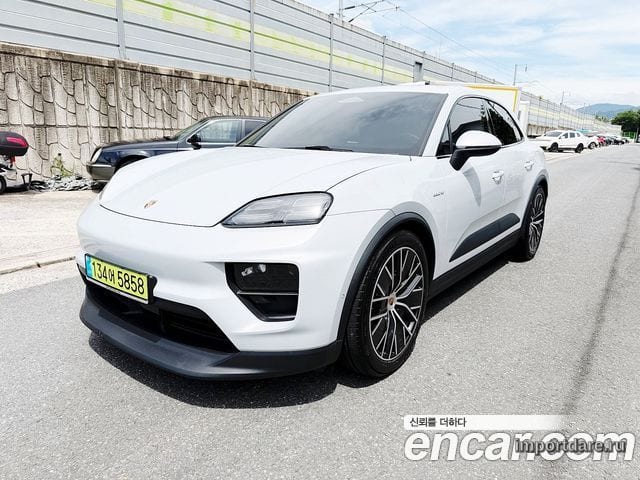 Porsche Macan сзади