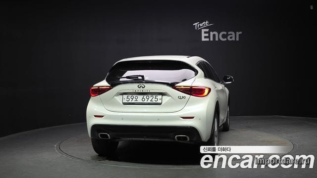 Infiniti Q30 сзади