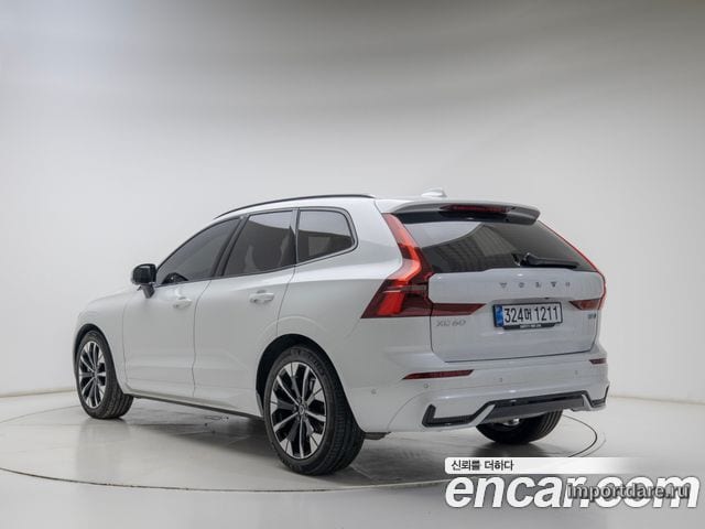 Volvo XC60 сзади