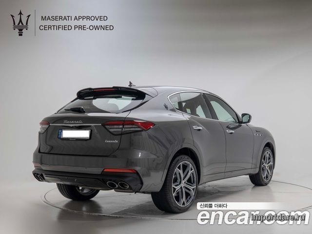 Maserati Levante сбоку