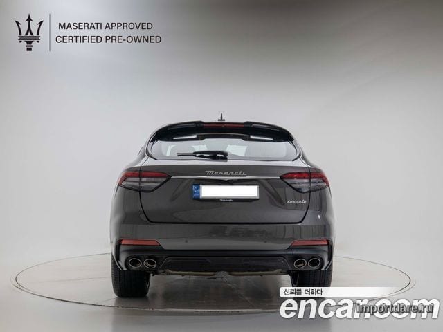 Maserati Levante сзади