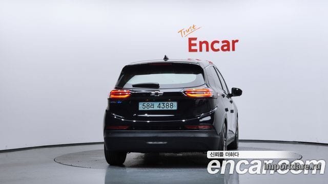 Chevrolet Bolt сзади