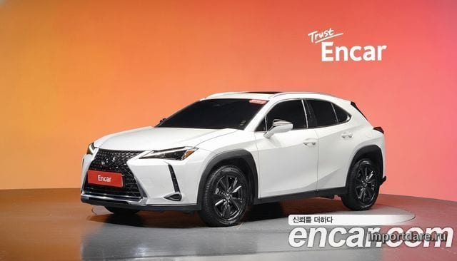Lexus UX250H сбоку
